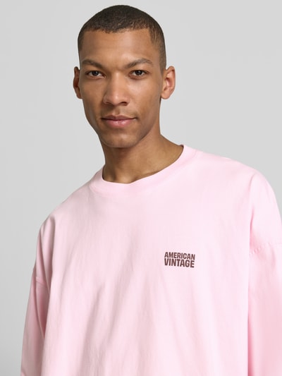 Männermodel trägt Longsleeve mit Logo-Print Modell 'GIXY' von American Vintage in Rosa, Reine Baumwolle, Loose-Fit, Nahaufnahme Oberkörper.