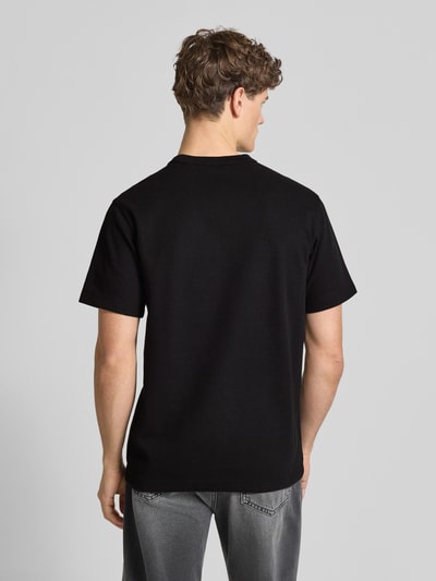 Männermodel trägt Regular Fit T-Shirt mit Strukturmuster von G-Star Raw in Schwarz, Rundhalsausschnitt, Rückenansicht, Ganzkörperansicht Rückansicht.