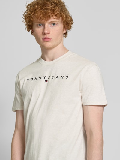 Tommy Jeans Regular fit T-shirt van puur katoen met labelstitching Offwhite gemêleerd - 3