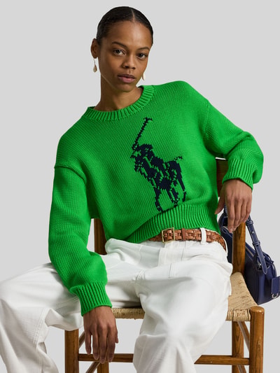 Frauenmodel trägt Regular Fit Strickpullover aus reiner Baumwolle von Polo Ralph Lauren in Two Tone Optik mit großer Pony-Intarsia und gerippten Abschlüssen, Material Strick, Crew Neck, langarm, Nahaufnahme Oberkörper.
