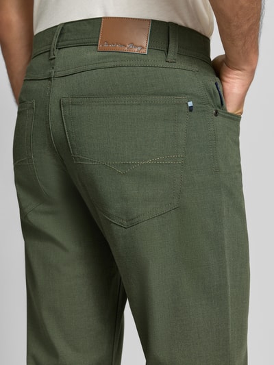 Männermodel trägt Comfort Fit Hose mit Steekzakken van Christian Berg Men, Materiaalmix met viscose, Achterzak, detailopname rugaanzicht.
