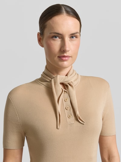 Frauenmodel trägt Modern Fit Poloshirt mit Seiden-Anteil und Schluppe von Stefanel, beige, Lyocell-Mix, Rippenstruktur, Nahaufnahme Oberkörper.