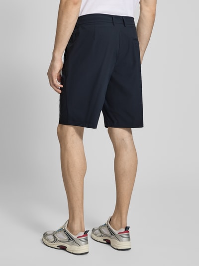 Männermodel trägt Regular Fit Shorts mit elastischem Bund Modell 'S_SPEEDFLEX' von BOSS Green in Dunkelblau, Rückansicht Ganzkörperansicht.