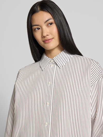 Vrouwenmodel draagt Relaxed Fit Hemdbluse uit viscose-mix model 'Zaskia' van someday., gestreept wit-bruin, borstzak, knopen, Nahaufnahme Oberkörper.