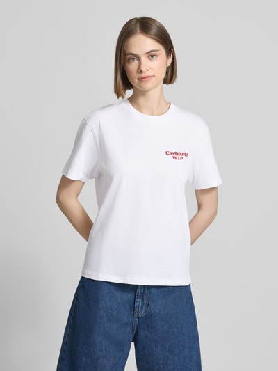 Frauenmodel trägt Damen T-Shirt mit Label-Print Modell 'Spoiled' von Carhartt Work In Progress aus Reine Baumwolle, Gerader-Schnitt, weiß, Rundhalsausschnitt, Ganzkörperansicht von vorne.