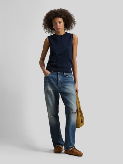 Kobiece modelka nosi Regular Fit Stricktop aus Baumwoll-Mix von Polo Ralph Lauren, efekt: jednolity kolor, wyhaftowane logo, krój regular fit, dekolt okrągły, bez rękawów, wykończenie: prążkowane, drobny splot, mieszanka bawełny, widok całej sylwetki z przodu.
