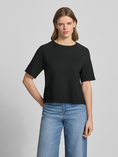 Frauenmodel trägt Regular Fit Strick-Shirt mit kurzem Raglanärmel Modell 'BREE' von Pieces in Optik: Unifarben, Rundhals, Ganzkörperansicht von vorne.