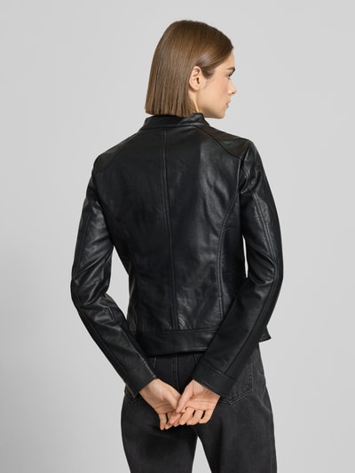 Frauenmodel trägt Jacke im authentischen Leder-Look von Only in Schwarz mit Stehkragen, taillierter Schnitt, Rückansicht, strukturierte Oberfläche. Kontext: Damen Jacke, Reißverschluss, Zwei Brusttaschen mit Reißverschluss, Zwei Eingrifftaschen, Rückenlänge 56 cm bei Größe 36, Schulterbreite 37 cm, Ärmellänge 62 cm. Ganzkörperansicht Rückansicht.