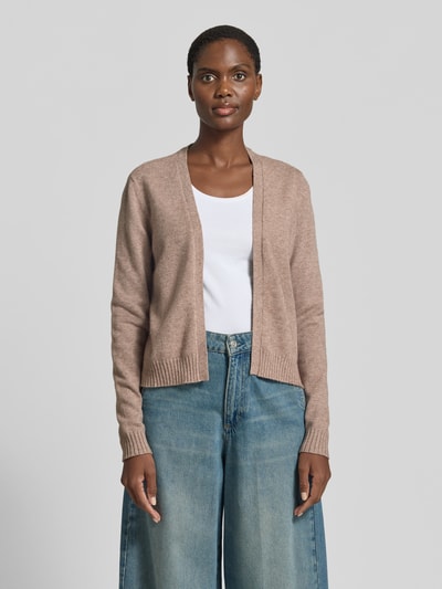 Frauenmodel trägt Cardigan aus Viskose-Mix mit offener Front Modell 'VIRIL' von Vila, beige, Gerader-Schnitt, Gerippte-Abschlüsse, Ganzkörperansicht von vorne. Rückenlänge bei Größe S: 54 cm, Ärmellänge bei Größe S: 63 cm.