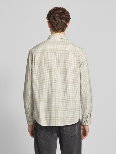 Männermodel trägt Freizeithemd mit Kentkragen Modell 'Cooper' von Wood Wood, Baumwolle, Regular Fit, Rückseite, Ganzkörperansicht Rückansicht.