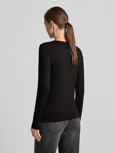 Frauenmodel trägt Longsleeve mit Rundhalsausschnitt Modell 'Liana' von FREE/QUENT in Schwarz, Viskose-Elasthan-Mix, gerader Schnitt, Ganzkörperansicht Rückansicht.