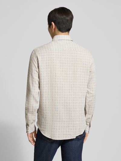 Männermodel trägt Regular Fit Freizeithemd mit Leinen-Anteil Modell 'HANSSON' von Casual Friday, Baumwoll-Leinen-Mix, Ganzkörperansicht Rückansicht.