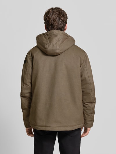 Männermodel trägt Jacke mit Kapuze und Label-Detail Modell 'STRATOR' von PME Legend in Braun, Material-Mix, Ganzkörperansicht Rückansicht.