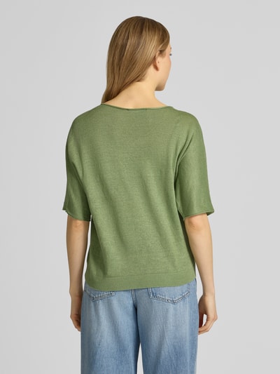 Frauenmodel trägt Relaxed Fit T-Shirt aus reinen Leinen in Strick-Optik von Luisa Cerano in Grün, Halbarm, elastischer Bund, Rückenlänge 56 cm, Ärmellänge 28 cm, Ganzkörperansicht Rückansicht.