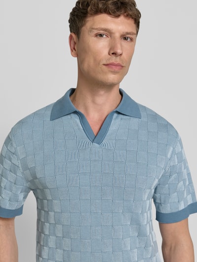 Męski model nosi Relaxed Fit Poloshirt aus reiner Baumwolle Modell 'MILAS' od SELECTED HOMME, wielokolorowa siateczka, dzianina, zbliżenie na górną część ciała.