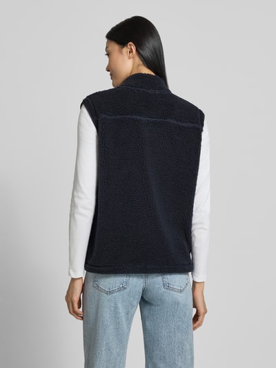 Frauenmodel trägt Regular Fit Weste mit Stehkragen Modell 'SC-ONYX 3' von Soyaconcept in Dunkelblau, grobe Textur, Ganzkörperansicht Rückansicht, Damen Weste von Soyaconcept.