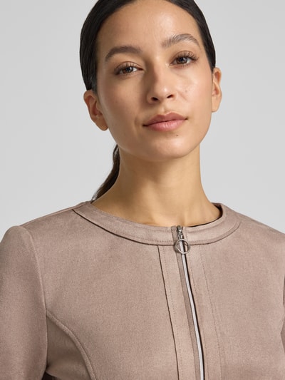 Frauenmodel trägt Regular Fit Kurzblazer in Lederoptik Modell 'NOS JULI' von Betty Barclay in Beige, glatte Textur, Nahaufnahme Oberkörper, Damen Kurzblazer von Betty Barclay.