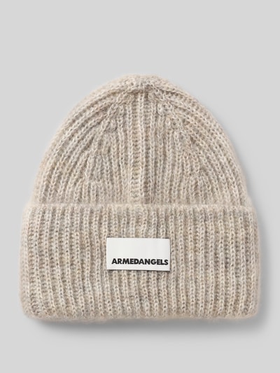 Produktfoto, cremefarbene Mütze aus Mohair-Mix mit Woll-Anteil Modell 'MOHAIR' von ARMEDANGELS, Damen Mütze, grob gestrickt, weiche Textur