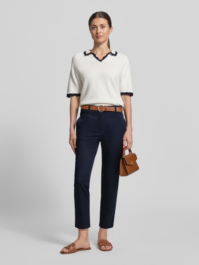 Frauenmodel trägt Hose mit Bügelfalten und Eingrifftaschen von Marc Cain aus Baumwoll-Viskose-Mix im Regular-Fit mit Label-Detail, Ganzkörperansicht von vorne.