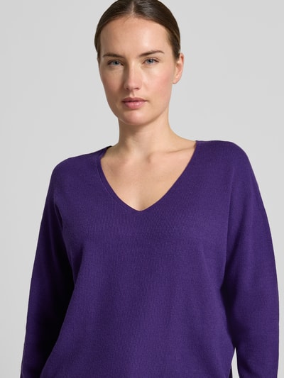 Vrouwenmodel draagt gebreide pullover van Viscosemix Model 'FREYJA' van Oui in paars, losse pasvorm, V-hals, Nahaufnahme Oberkörper, Dames