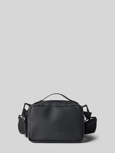 Produktfoto, czarna Handtasche mit Reißverschluss Modell 'BOX BAG MICRO' von RAINS, główna komora, detal z logo, regulowany pasek, szerokość w rozmiarze 1: 17 cm, długość: 12 cm, głębokość: 8 cm, długość paska: 87 cm, matowa tekstura