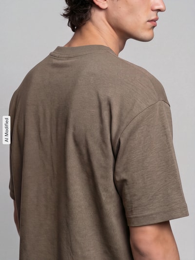 Männermodel trägt Relaxed Fit T-Shirt mit Rundhalsausschnitt Modell 'OSCAR' von SELECTED in Braun aus reiner Baumwolle, Nahaufnahme Rückansicht, KI-modifiziertes Bild.