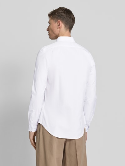 Männermodel trägt weißes Tailored Fit Freizeithemd mit Button-Down-Kragen aus Reine Baumwolle von PAUL SMITH, Stitching, Rückenansicht.