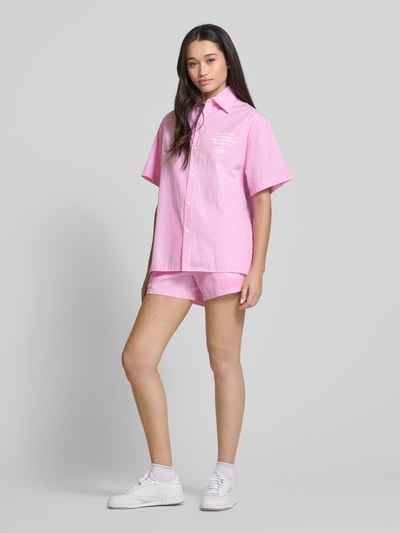 ANOTHER COTTON LAB Relaxed Fit Pyjama-Shorts mit Statement- und Label-Print Pink 1