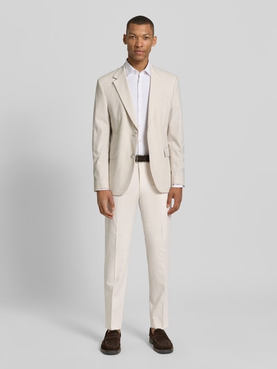 Männermodel trägt Slim Fit Anzughose mit Viskose-Anteil Modell 'MELWIN' von Strellson in Melange-Optik, Ganzkörperansicht von vorne. Passform: Slim-Fit, seitliche Eingrifftaschen, Gesäßtaschen, Gürtelschlaufen, Bügelfalten, Verschluss: Schiebehaken und verdeckter Reißverschluss.