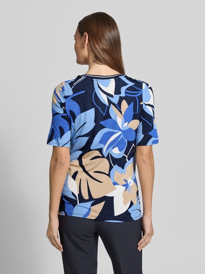 Frauenmodel trägt T-Shirt aus Viskose-Elasthan-Mix im Allover-Look von Betty Barclay, Regular-Fit, Rundhalsausschnitt, Rückenlänge 61 cm, Ganzkörperansicht Rückansicht.