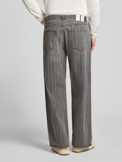 Mannenmodel draagt Wide Fit Jeans aus reiner Baumwolle van Wood Wood in grijs met lichte stiksels, 5-pocketmodel, puur katoen, knoop- en ritssluiting, bandwijdte 45 cm, binnenbeenlengte 78 cm, ganzlichaamsaanzicht achteraan.