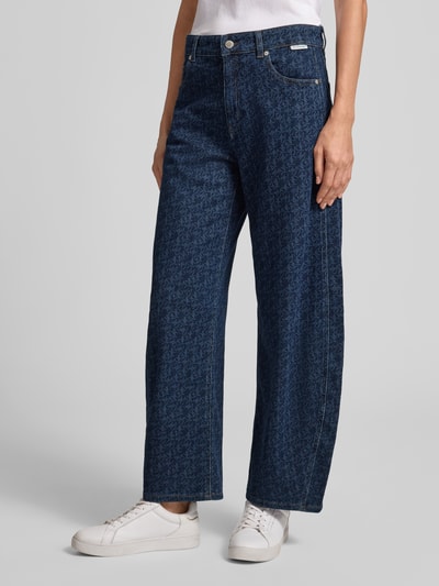 Vrouwenmodel draagt Barrel Jeans uit mix van modal en katoen model 'Mari leap' van OPUS PANTS, donkerblauw met patroon, detailopname voorkant.