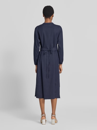 Frauenmodel trägt dunkelblaues Midikleid mit Viskose-Anteil und Taillenband Modell 'Paris' von LOLLYS LAUNDRY, Ganzkörperansicht Rückansicht.