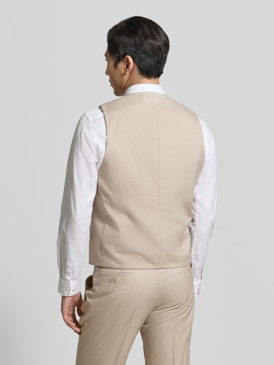 Männermodel trägt Regular Fit Weste mit Viskose-Anteil Modell 'Edgar' von DIGEL in Beige, Elastischer-Material-Mix, Rückenansicht Ganzkörperansicht.