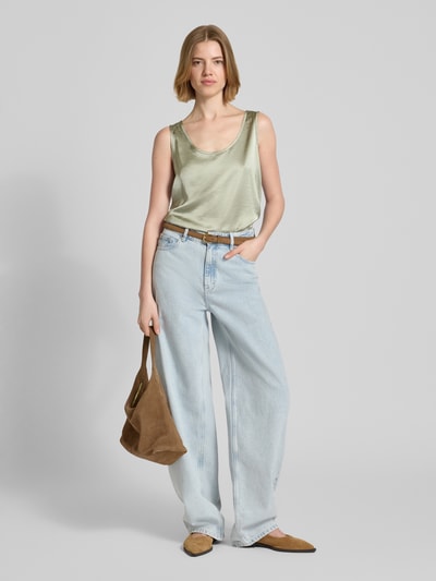 Frauenmodel trägt Regular Fit Top mit Viskose-Anteil von Oui, satinierte Oberfläche, Rundhalsausschnitt, hellgrün, Ganzkörperansicht von vorne.