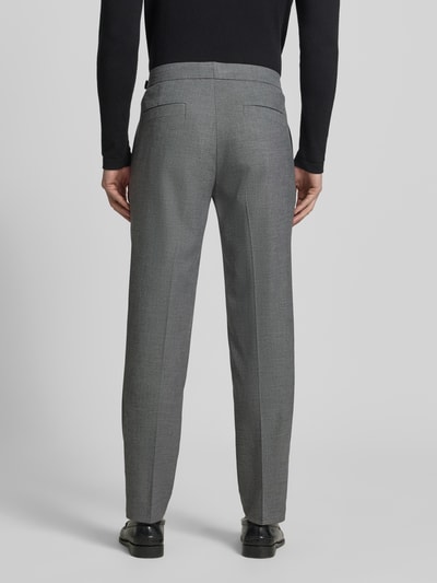 Männermodel trägt Anzughose mit Bügelfalten und Gesäßtaschen von MCNEAL in Grau, Regular-Fit, Material-Mix mit Viskose-Anteil, Ganzkörperansicht Rückansicht.