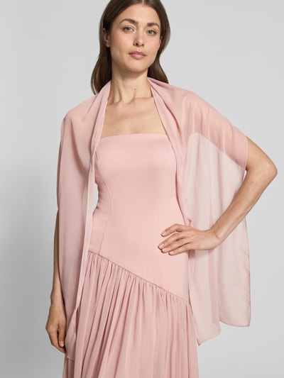 Frauenmodel trägt Abendkleid in Falten-Optik von Unique in zartem Rosa, taillierte Passform, Schulterfreies-Design, Nahaufnahme Oberkörper.
