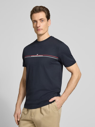 Männermodel trägt Regular Fit T-Shirt mit Logo-Print von Christian Berg Men in Dunkelblau, reine Baumwolle, Nahaufnahme Oberkörper.