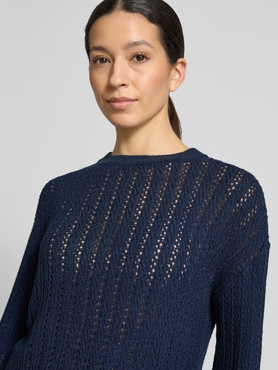 Frauenmodel trägt Comfort Fit Strickpullover im Semitransparenter Optik von Tom Tailor Denim in Dunkelblau, Ajour-Strick, Nahaufnahme Oberkörper.