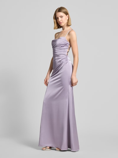 Frauenmodel trägt Abendkleid mit rückseitig überkreuzten Spaghettiträgern von Mascara aus Satin, Maxikleid, Körpernaher-Schnitt, Herz-Ausschnitt, Rückseitige Schnürung und Haken-Reißverschluss, Rückenlänge bei Größe 36: 160 cm, Brustweite: 38 cm, Ganzkörperansicht von vorne.