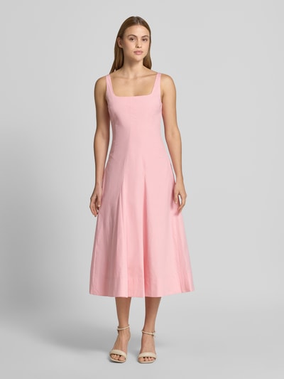 Frauenmodel trägt Knielanges Kleid mit Karree-Ausschnitt Modell 'WILLOW' von Staud aus Baumwoll-Elasthan-Mix in A-Linie, Ganzkörperansicht von vorne.