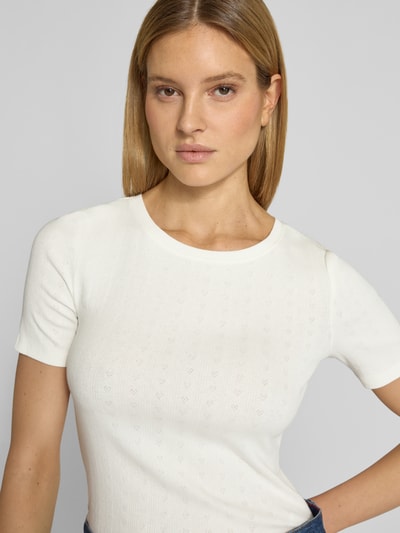 Frauenmodel trägt Slim Fit T-Shirt aus Baumwoll-Mix von Tom Tailor Denim in Unifarben, feines Strukturmuster, Jersey, Nahaufnahme Oberkörper.