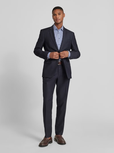 Männermodel trägt Regular Fit Businesshemd aus reiner Baumwolle mit Kentkragen von OLYMP, gestreiftes Muster, Ganzkörperansicht von vorne.