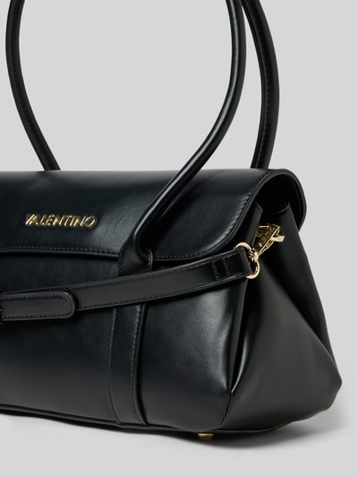 Produktfoto, Handtasche mit Label-Applikation von VALENTINO BAGS in Schwarz, glatte Textur, Überschlag mit Magnetverschluss, Tragehenkel, Schulterriemen, Hauptfach, Maße: 34x17x14 cm, Riemenlänge 125 cm.