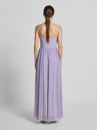 Frauenmodel trägt Abendkleid mit Raffungen Modell 'Cathleen' von GUIDO MARIA KRETSCHMER WOMAN in Flieder, taillierte Passform, Ganzkörperansicht Rückansicht.