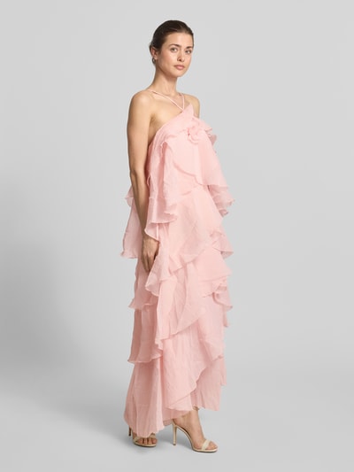 Frauenmodel trägt Maxikleid mit Optik: Unifarben, Passform: Regular-Fit, Maxi-Länge, Applikation: 3D-Rüschendetails, Modell 'DELILAH' von Vero Moda, Spaghettiträger, Nahtreißverschluss, rosa Textur, Ganzkörperansicht von vorne.