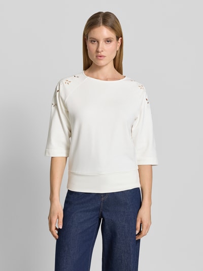 Vrouwenmodel draagt Sweatshirt mit Lochstickerei und 3/4-Arm van Zero in wit katoenmix, loose fit, ronde hals, ajourwerk, 3/4-mouw, Ganzkörperansicht van voren.
