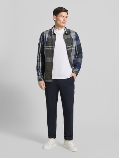 Männermodel trägt Relaxed Fit Hose mit Bügelfalten von Profuomo aus Baumwoll-Elasthan-Mix, dunkelblau, mit Gesäßtaschen, Ganzkörperansicht von vorne.