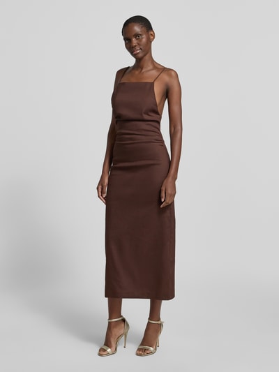 Modelka kobieca ma na sobie brązowe cocktailkleid aus leinen-elasthan-mix modell 'Stella' od Forever New, midi, prosty krój, lyśniąca tekstura, szerokość w rozmiarze 36: 25 cm, długość tyłu 141 cm, pełny widok z przodu