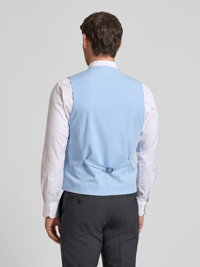 Męski model nosi Regular Fit Anzugweste mit Viskose-Anteil von s.Oliver BLACK LABEL, z efektem melanżu, krój regular fit, detal: ściągacz w talii, dekolt w serek, na całej długości listwa guzikowa, zapięcie: listwa guzikowa 1-rzędowa, kieszenie z wypustkami, kolor jasnoniebieski, melanżowa faktura, gładka tekstura, całkowity widok pleców.